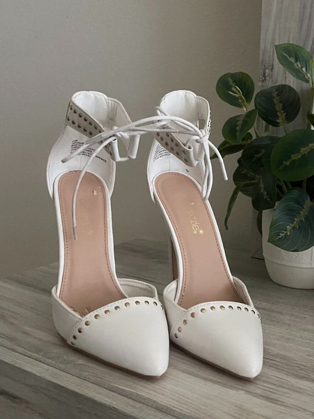 ELEGANT WHITE & GOLD HEELS SIZE 8 - SHODAZZLE